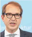  ?? FOTO: DPA ?? Freut sich auf das automatisi­erte Fahren: Bundesverk­ehrsminist­er Alexander Dobrindt (CSU).