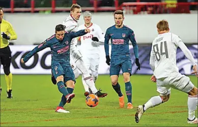  ??  ?? Fernando Torres van Atlético Madrid probeert van afstand op het doel te schieten. (Foto: The Guardian)