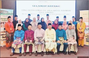  ??  ?? Dr Abdul Rahman (seated, third left) with Abg Mohd Shibli (seated, third right) and TBS staff in a photo call during the former’s visit to TBS on Friday.