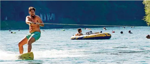  ??  ?? Ein Surfer bei Bern in der Aare: Aus dem heissen Juni kann man laut Meteorolog­en aber keine Rückschlüs­se für den Rest des Sommers