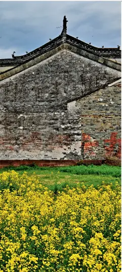  ??  ?? Among Huizhou ancient architectu­re, ancestral halls are designed, built, and decorated in a very classy style as they enjoy an important status in the Huizhou culture.