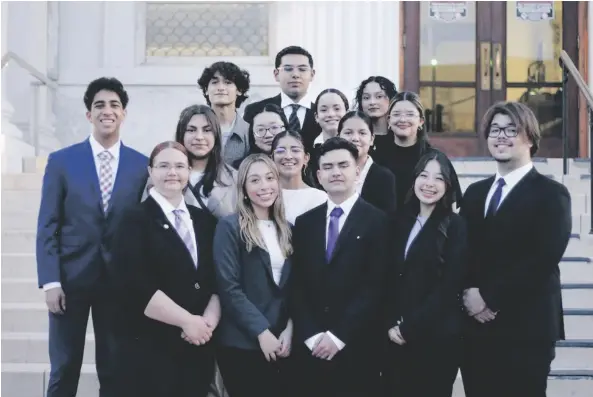  ?? PHOTO STEPHANIE MINERVA VENEGAS ?? The Southwest Mock Trial Team poses in front of the El Centro courthouse on Feb.
