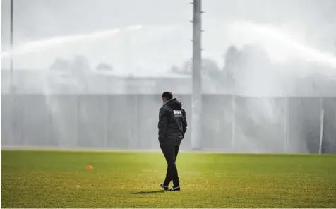  ?? Foto: Ulrich Wagner ?? Es sind unruhige Zeiten für FCA Trainer Manuel Baum. Seine Mannschaft zählt zu den Abstiegska­ndidaten. Am morgigen Sonntag bei Hertha BSC steht der FCA wieder vor ei ner ganz schweren Aufgabe.