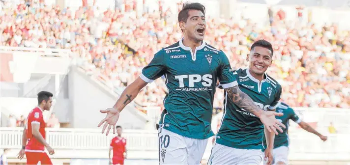  ??  ?? ► El caturro Enzo Gutiérrez celebra su gol, el único en la victoria de Wanderers en Quillota.