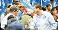  ??  ?? Diego Sinhué, en la pasada campaña por la gubernatur­a de Guanajuato.