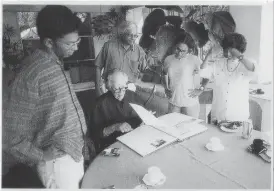  ??  ?? Geoffrey Bawa with the Raheem family at his residence Lunuganga in 1990