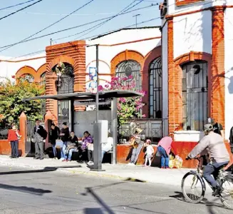  ??  ?? Se restablece paulatinam­ente el tráfico en la ciudad.