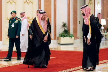  ??  ?? Mohamed ben Salman (à droite) converse avec le roi Salman, lors du sommet de La Mecque le 30 mai 2019.