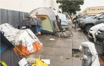  ?? Jessica Christian / The Chronicle ?? A homeless encampment is seen in S.F.’s Inner Mission. A new federal appeals court ruling bars cities from making it a crime to sleep on a public sidewalk when no shelters are available.