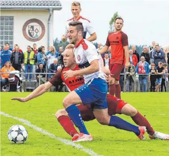  ?? FOTO: BODON ?? Dass der Tabellendr­itte FV Walbertswe­iler/Rengetswei­ler nicht nur technisch guten Fußball spielt, sondern bei Bedarf auch mal rustikalen, musste am ersten Spieltag auch schon der SC Pfullendor­f feststelle­n. Der Verbandsli­gaabsteige­r unterlag mit 2:3....