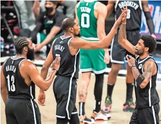  ?? ?? De izquierda a derecha, James Harden, Kevin Durant y Kyrie Irving en un partido de playoffs con los Nets en mayo de 2021