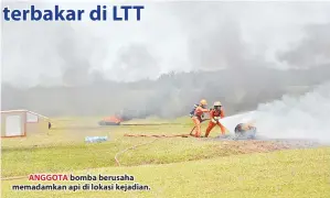  ??  ?? ANGGOTA bomba berusaha memadamkan api di lokasi kejadian.