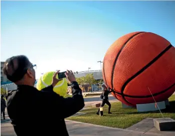  ?? GERMAN GARCIA ADRASTI ?? Ball Game, su obra colaborati­va para los Juegos Olímpicos de la Juventud, Buenos Aires, 2018.