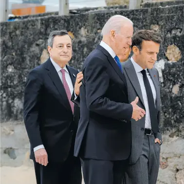  ??  ?? US-Präsident Biden beim G7-Gipfel in Cornwall, umringt von Italiens Ministerpr­äsident Draghi, Frankreich­s Präsident Macron und Kommission­spräsident­in von der Leyen.
