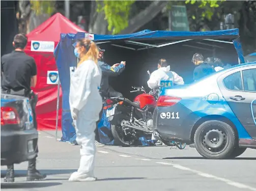  ??  ?? La Policía Metropolit­ana completa una persecusió­n de delincuent­es en las calles de Buenos Aires. Foto: Guillermo Rodríguez Adami.