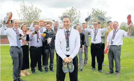  ??  ?? ●●Staff and students from Hazel Grove High to run for Francis House in the Great Manchester Run with Dave Bradbury (centre)