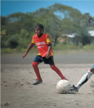  ?? / El Espectador ?? Jugadores infantiles de Tumaco, la capital futbolísti­ca del Pacífico colombiano.