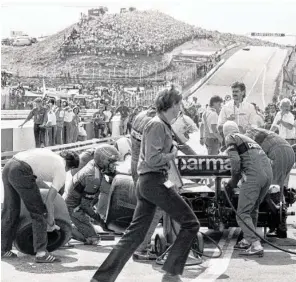  ??  ?? Boxenstopp von Nelson Piquet beim Grand Prix 1983 am Österreich­ring: strukteur Gordon Murray.