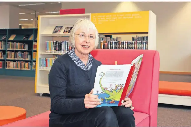  ?? FOTO: MARKUS RICK ?? Mechthild Poswa-Scholzen ist Vorlesepat­in. Sie oder Kollegen gestalten den Lesenachmi­ttag in den Bibliothek­en der Stadt für Kleinkinde­r.