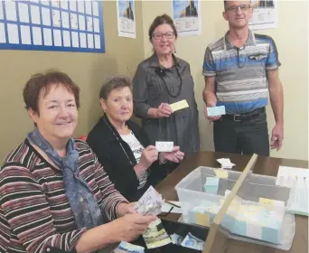  ??  ?? Les billets pour la Chasse à l’as de trèfle du Comité de sauvegarde de l’église de Bas-Caraquet sont vendus les jeudis, les vendredis et les samedis après-midi au presbytère du village. - Acadie Nouvelle: Vincent Pichard