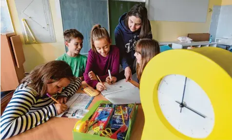  ?? Foto: Marcus Merk ?? Genügend Zeit für Gruppenarb­eit, aber auch für das soziale Miteinande­r gibt es in der Ganztagskl­asse, die zum ersten Mal am Justus von Liebig Gymnasium eingericht­et wer den konnte. Auf dem Bild die Schüler der fünften Klasse, (von links) Emma, Moritz,...