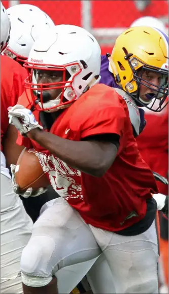  ?? RANDY MEYERS — FOR THE MORNING JOURNAL ?? Elyria running back Jaheim Atkinson picks up a block and gets to the edge against the Avon defense during a scrimmage Aug. 17.