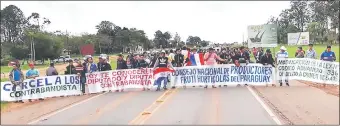  ??  ?? Ayer, productore­s de 3 de Febrero, Tembiaporã e Yhú protestaro­n contra el contraband­o con cierres de la Ruta 7 en el Km. 183, en apoyo a elevar la pena contra este flagelo.