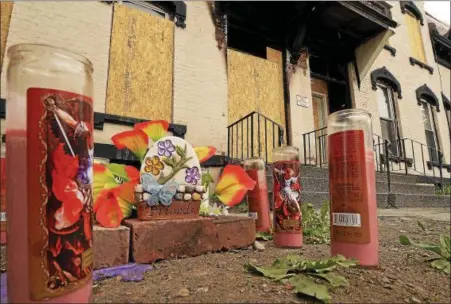  ?? FILE PHOTO ?? A makeshift memorial sits along 2nd Avenue in Lansingbur­gh last year to remember an 82-year-old resident who died as a result of a May 1, 2015, fire that destroyed adjacent buildings.