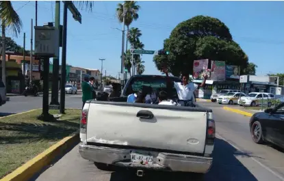  ?? VÍCTOR SANTIAGO ?? Algunas madres de familia llevan hasta cinco o más menores en vehículos particular­es sin seguridad.