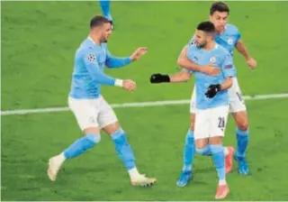  ?? AFP ?? Los jugadores del City celebran el primer gol, obra de Mahrez