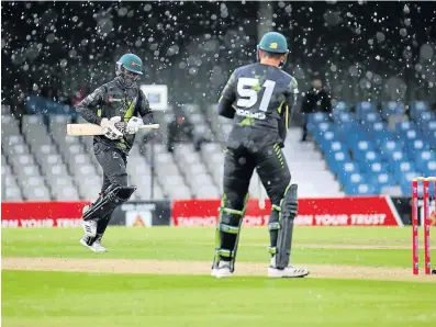  ?? Picture: SIBONGILE NGALWA ?? THAT’S ALL WE GOT FOLKS: Warriors batsmen Marco Marais, right, and Onke Nyaku head for the changing room as the rain comes down during the T20 match against the Lions at Buffalo Park on Sunday.
