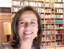  ??  ?? En el video, Margarita Zavala recorre todos los espacios de su casa, como la biblioteca, uno de los lugares favoritos de la familia, asegura.