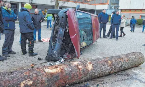  ?? FOTOS: SARAH HUSS ?? Bei der Verkehrssi­cherheitsw­oche wird zu Beginn ein Auto aus zehn Metern Höhe auf einen Baumstamm abgeworfen.