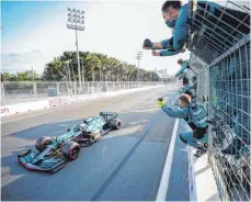  ?? FOTO: GLENN DUNBAR/IMAGO IMAGES ?? Zur Freude der Aston-Martin-Crew überquert Sebastian Vettel die Ziellinie in Baku als Zweiter.