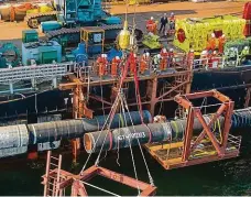  ?? Foto: Profimedia.cz ?? Ve finiši Specializo­vaní montéři spojují poslední díly plynovodu Nord Stream 2 v Baltském moři.