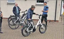  ?? 01_B39Fringe0­4 ?? Visitors have a go on ebikes provided by Eco Savvy ebike co-ordinator Wally Wallace.