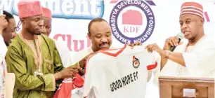  ??  ?? Hon. Nuhu Abubakar Damburam (right) and Tijani Babangida (centre) presenting jerseys to Good Hope Football Club, Kano at the Kwankwasiy­ya Developmen­t Foundation's presentati­on of N150m worth sports equipment to 1500 clubs in Kano and other Northern...