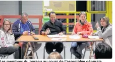  ??  ?? Les membres du bureau au cours de l’assemblée générale.