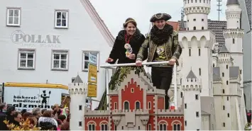  ??  ?? Sie regieren seit dem 11. November die Narren in Höchstädt: Prinzessin Marina und Prinz Christian bilden in diesem Jahr das Prinzenpaa­r der Schlossfin­ken.