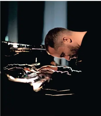  ?? FOTO: FELIX BROEDE/SONY CLASSICAL ?? Nahkampf an den Tasten: Pianist Igor Levit über der Klaviatur des Flügels.