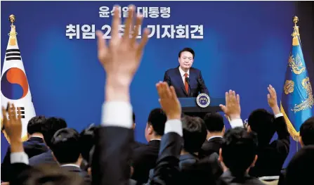  ?? Yonhap ?? Reporters raise their hands to ask questions to President Yoon Suk Yeol during a press conference at the presidenti­al office in Yongsan District, Seoul, Thursday.