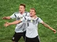  ?? Foto: dpa ?? Hier siehst du die beiden Torschütze­n der deutschen Elf im Spiel gegen Schwe  den: Marco Reus (links) und Toni Kroos nachdem das 2:1 gefallen ist.