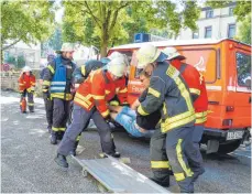  ??  ?? Beim Feuerwehrl­eistungsab­zeichen müssen die Teilnehmer einen Brand löschen, aber auch, wie hier, eine verletzte Person retten.