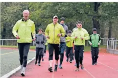  ?? FOTO: JÜRGEN MOLL ?? Auftakttre­ffen für das Marathon-Projekt des TV Herbeck. Dr. Volker Peinke (l.) und Lauftraine­r Stefan Uhlhaas (m.) laufen vorweg.