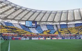  ?? LaPresse/Ansa ?? La partita Durante LazioCagli­ari sono stati attaccati dentro l’Olimpico adesivi di Anna Frank con la maglia della Roma