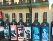  ??  ?? JOSEF STALIN Su casa natal detrás de su estatua. Arriba, vinos de dictadores