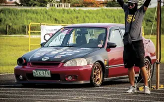  ?? Outlaw Bracket Champion Harley Calubiran at the starting line in his 2000 Honda Civic ??