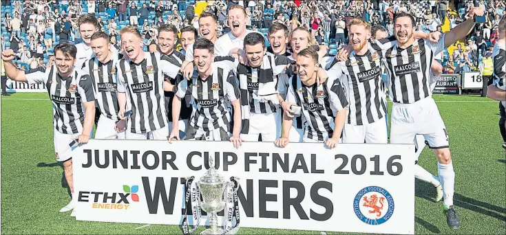  ?? Pictures: SNS ?? DAY IN THE SUN: Beith celebrate winning 4-3 on penalties after a 1-1 draw at Rugby park to seal the first Scottish Junior Cup win in the club’s history.