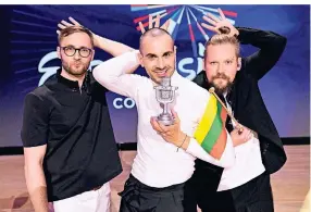  ?? FOTO: DPA ?? Die litauische Formation The Roop posiert in der ARD-Show „Eurovision Song Contest 2020 – das deutsche Finale“mit der Siegestrop­häe.