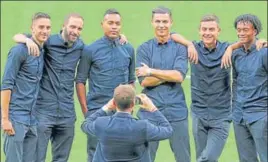  ?? REUTERS ?? ■ (From left) Juventus' Rodrigo Bentancur, Gonzalo Higuain, Alex Sandro, Cristiano Ronaldo, Paulo Dybala and Juan Cuadrado pose for a photograph during the stadium visit.